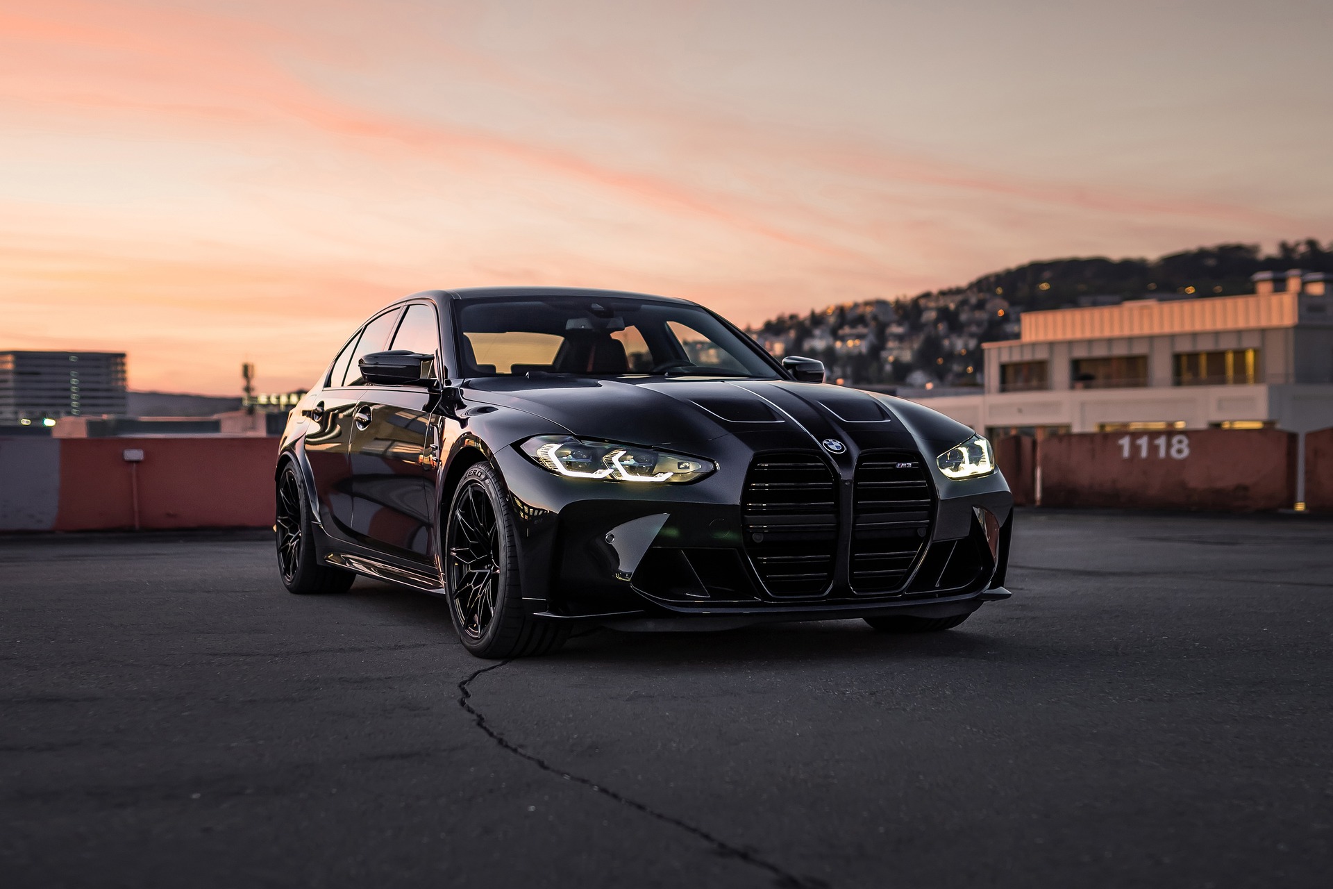Frisch aufbereiteter schwarzer BMW M3 im Abendlicht – Fahrzeugaufbereitung von Glanzgenie Detailing