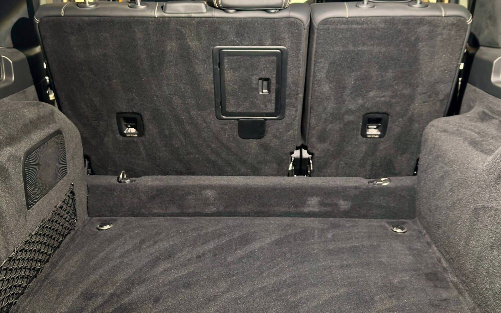 Kofferraum einer Mercedes G-Klasse vor der Aufbereitung